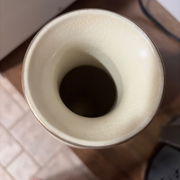 Vintage Yamato Handcrafted Porcelain Vase with Floral Design - Picture 5 of 6